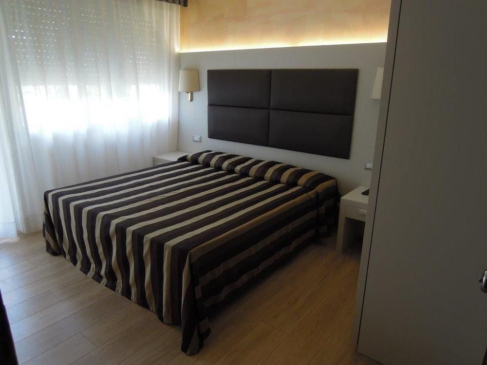 Hotel Eros Lignano Sabbiadoro Kültér fotó