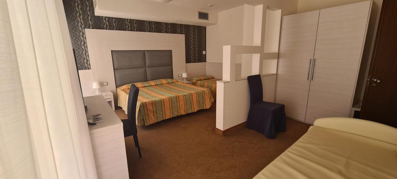 Hotel Eros Lignano Sabbiadoro Kültér fotó