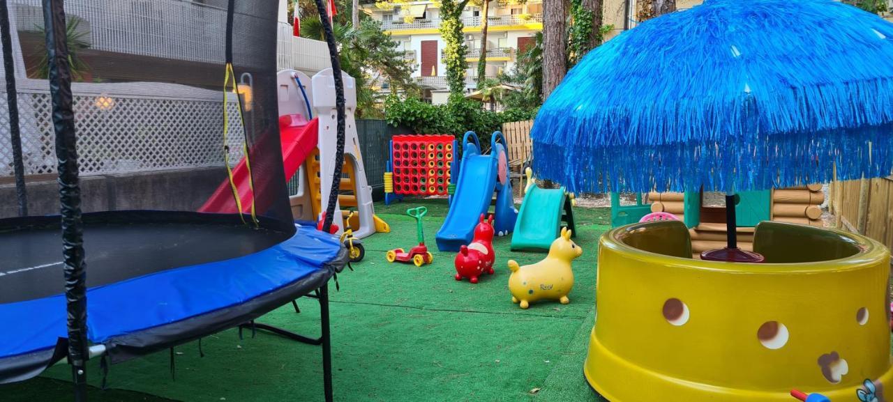 Hotel Eros Lignano Sabbiadoro Kültér fotó