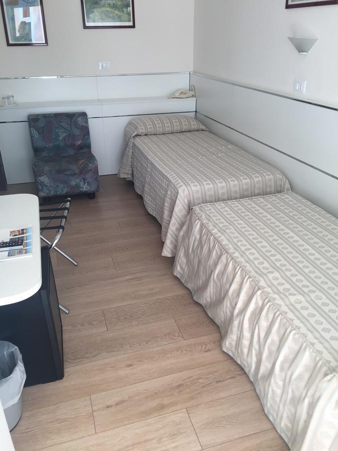 Hotel Eros Lignano Sabbiadoro Kültér fotó