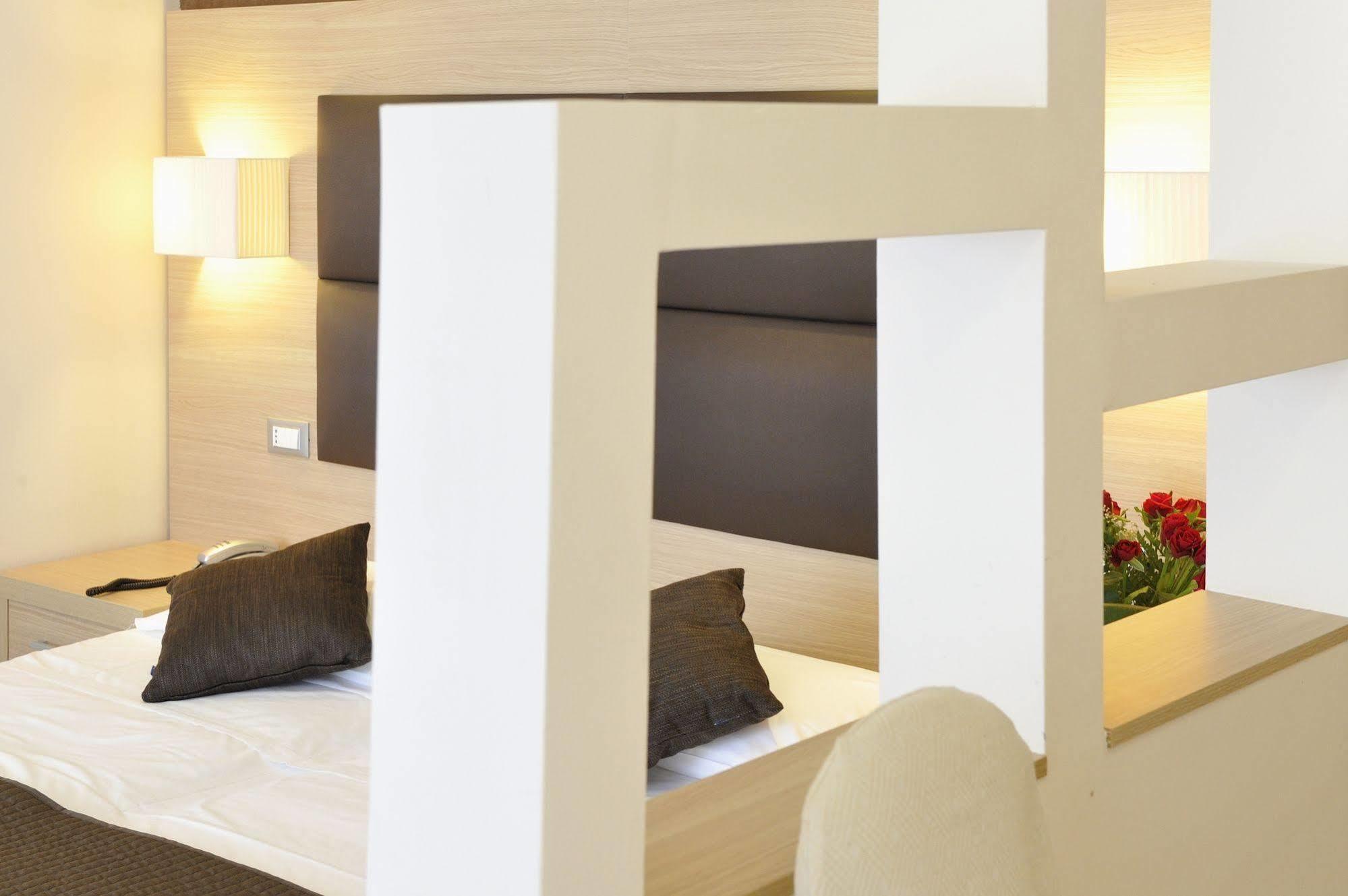 Hotel Eros Lignano Sabbiadoro Kültér fotó
