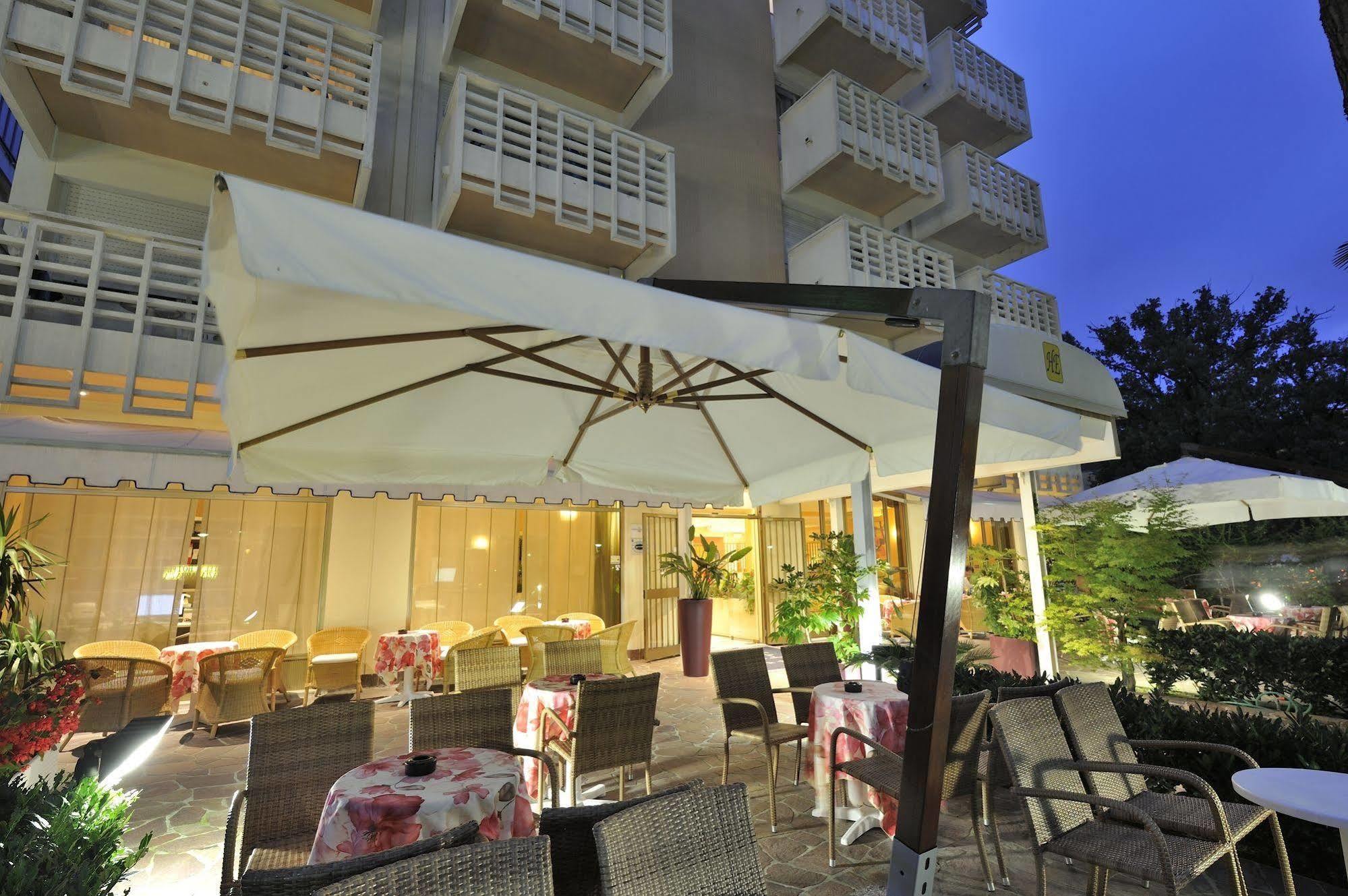 Hotel Eros Lignano Sabbiadoro Kültér fotó
